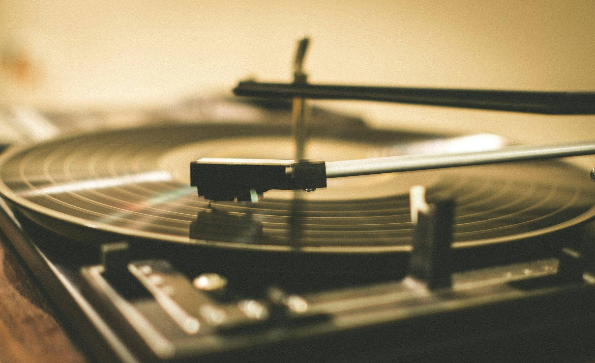 Un tocadiscos girando, con el brazo sobre el disco
