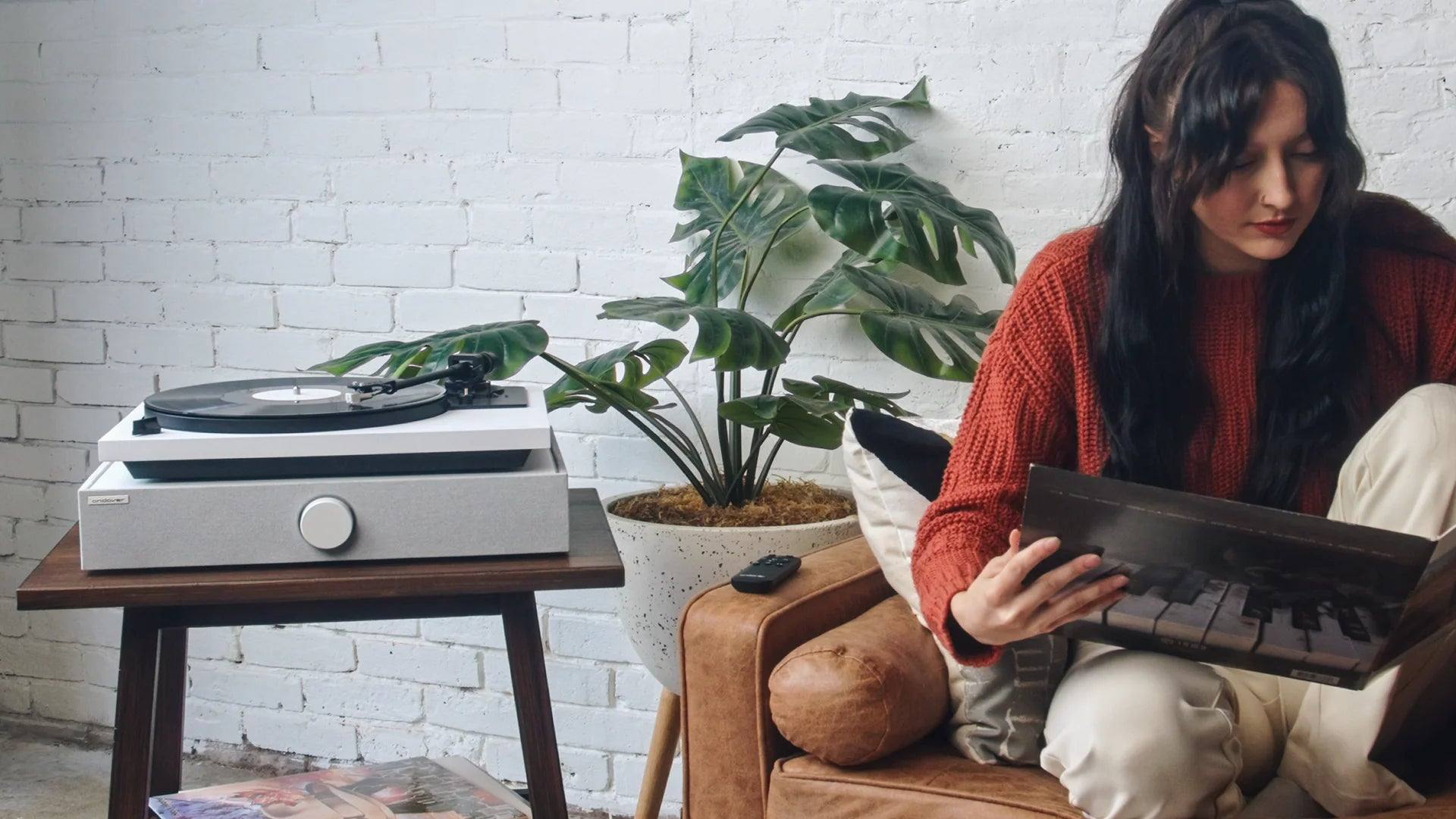 Una mujer mira la tapa de un disco junto a un sistema Andover